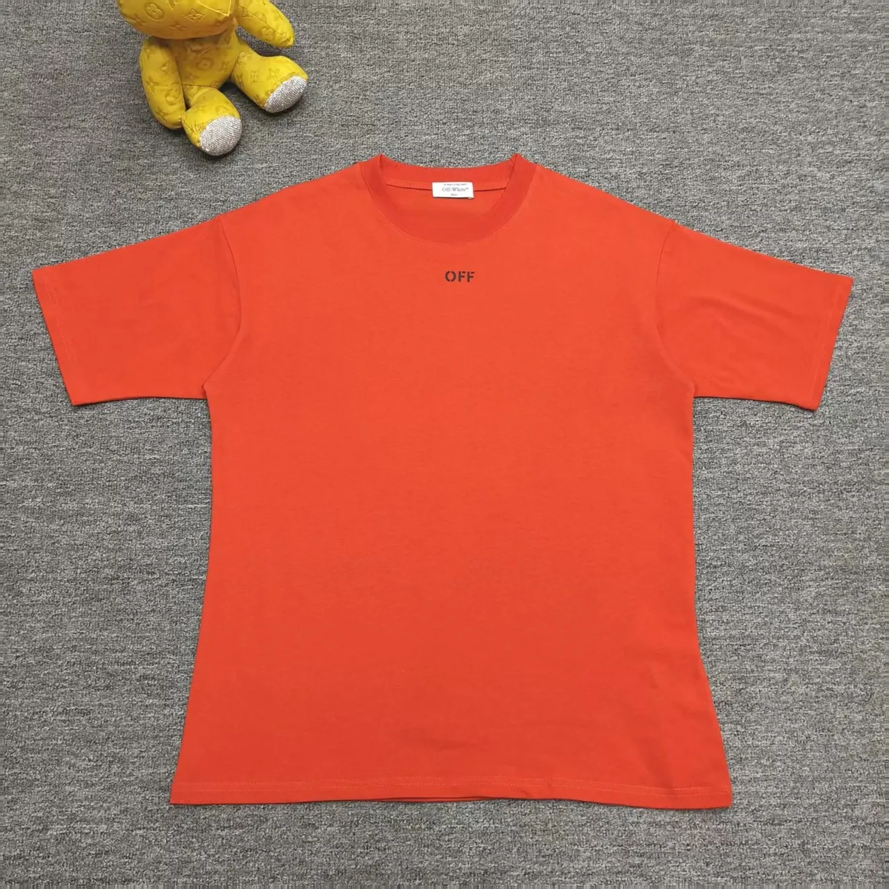 The top proven version OFF-WHI* 25SS new printed short-sleeves, loose fit, the same style for male and female couples stars. American designer Virgil Abloh founded the luxury street brand Off-White based on the pop culture of the younger generation. Walking between street culture and high-end fashion, contemporary elements are used to interpret youth culture, and fine workmanship is used to interpret trendy clothing. Photos, paintings and eye-catching graphic printing are all sources of inspiration for the designer. 32 counts of 260g double yarn pure cotton fabric, the printing uses Kornit digital direct injection technology, and the picture is clear. The white glue base ensures the firmness of the printing, and machine washing is stress-free - 1:1 original mold opening, ZP development, perfectly restored to the original version, produced by a large factory, not produced by a small factory on the market, fine wiring, top-notch craftsmanship, welcome to compare - A complete set of customized accessories for collar labels, hang tags, and washing labels - Exclusive logo packaging - No matter age, body shape or gender, it is very suitable for both men and women. All details are real photos, buy with confidence. Color: Black White Orange Size: S-XL P;120